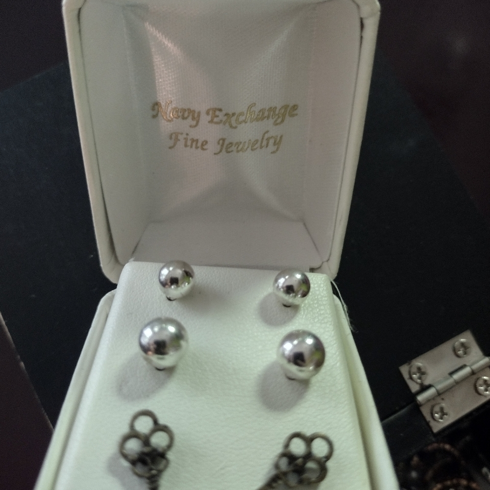 Women's earrings
